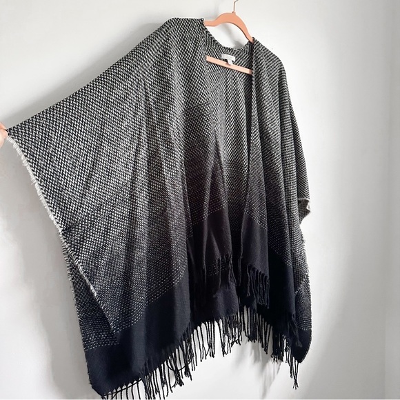 LOFT Gray & Black Ombré Sweater Fringe Shawl Poncho Wrap one size - Picture 3 of 6
